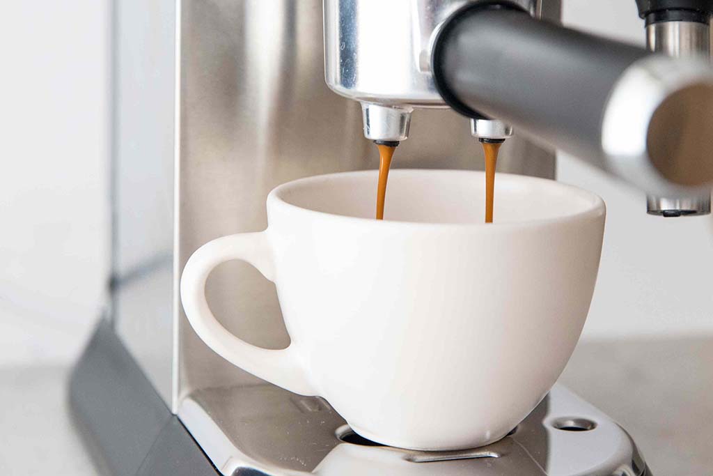 how to make caffe latte 765372 step 06 1 be0a688317174c16bfdbdcfa1af22aff
